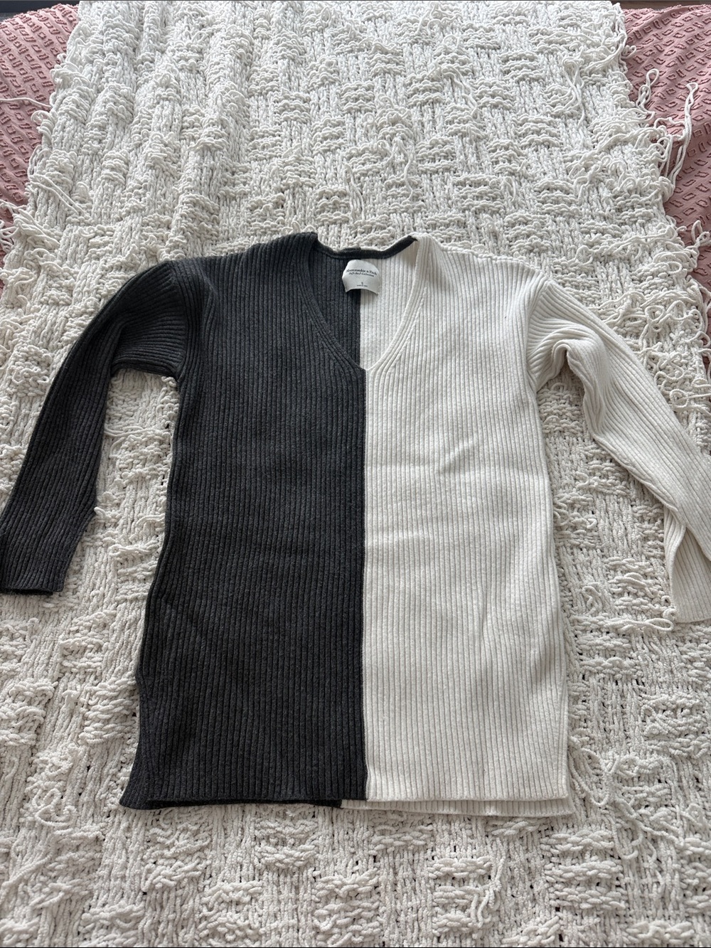 Abercrombie & Fitch Grey and White Two-Tone Ribbed V-Neck Sweater